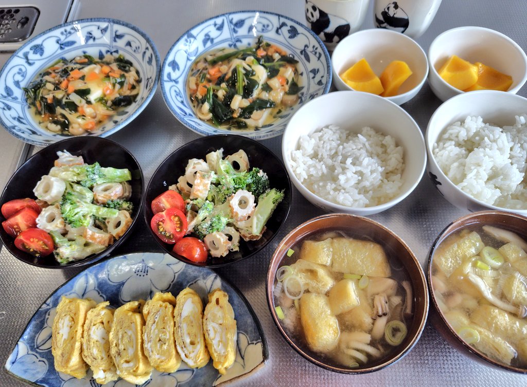aachan_maachan_'s tweet photo. おはようございます😊
今日頑張れば休み
明日はガレージフリーマーケット

朝ご飯
娘が味噌汁を（シメジ、揚げ、ネギ）
私がおかずを作りました
今日も美味しかった🤤ありがとう
#朝ご飯
#いつもありがとう
#明日はガレージフリーマーケット https://t.co/MQyvKtzodQ