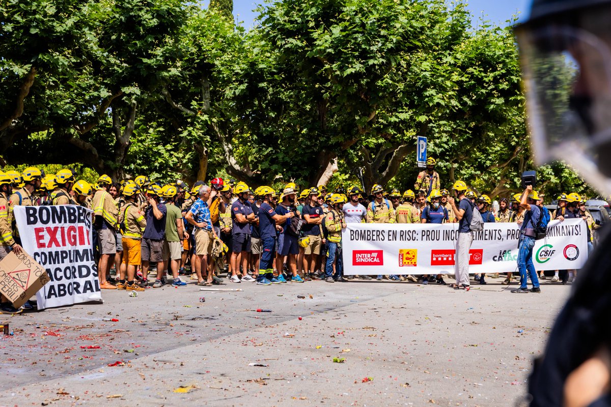 mercespi's tweet photo. @JuntsXCat al servei de @bomberscat, per això, hem sortit a escoltar les reivindicacions de  @Assembleabomber @parlamentcat
Cal garantir unes condicions laborals dignes, equips de protecció adequats, i una aposta clara per les promocions internes dins del cos

Al vostre costat https://t.co/WoZy8fL48C