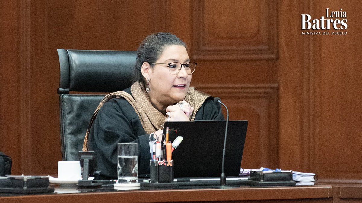 LeniaBatres's tweet photo. ⚖️ Hoy, la SCJN resolvió 22 asuntos: 8 solicitudes de ejercicio de facultad de atracción, 2 solicitudes de reasunción de competencia, 3 amparos en revisión, 1 amparo directo en revisión, 3 recursos de reclamación, 3 incidentes de inejecución de sentencia, 1 contradicción de criterios y 1 recurso de apelación. 

👉🏽 El más significativo fue:

📂 Amparo directo en revisión 648/2024
En la discusión del caso de la Guardería ABC, se resolvió que los delitos que impliquen violaciones graves a derechos humanos no prescriben. Las personas responsables de esta tragedia y del daño ocasionado a las víctimas y a sus familias no puede quedar impunes. Esta resolución reivindica el derecho de las víctimas, de sus familiares y de la sociedad en su conjunto, a la verdad, a la justicia, a la reparación y a la no repetición de este tipo de hechos. 

🧑🏻‍🎓👩🏽‍🎓 Recibimos en el Pleno a estudiantes del Instituto de Ciencias Económicas Administrativas de Jilotepec, Estado de México, así como del Centro de Investigaciones y Capacitación Jurídica de Nezahualcóyotl.

#MinistraDelPueblo #SCJN #GuarderíaABC