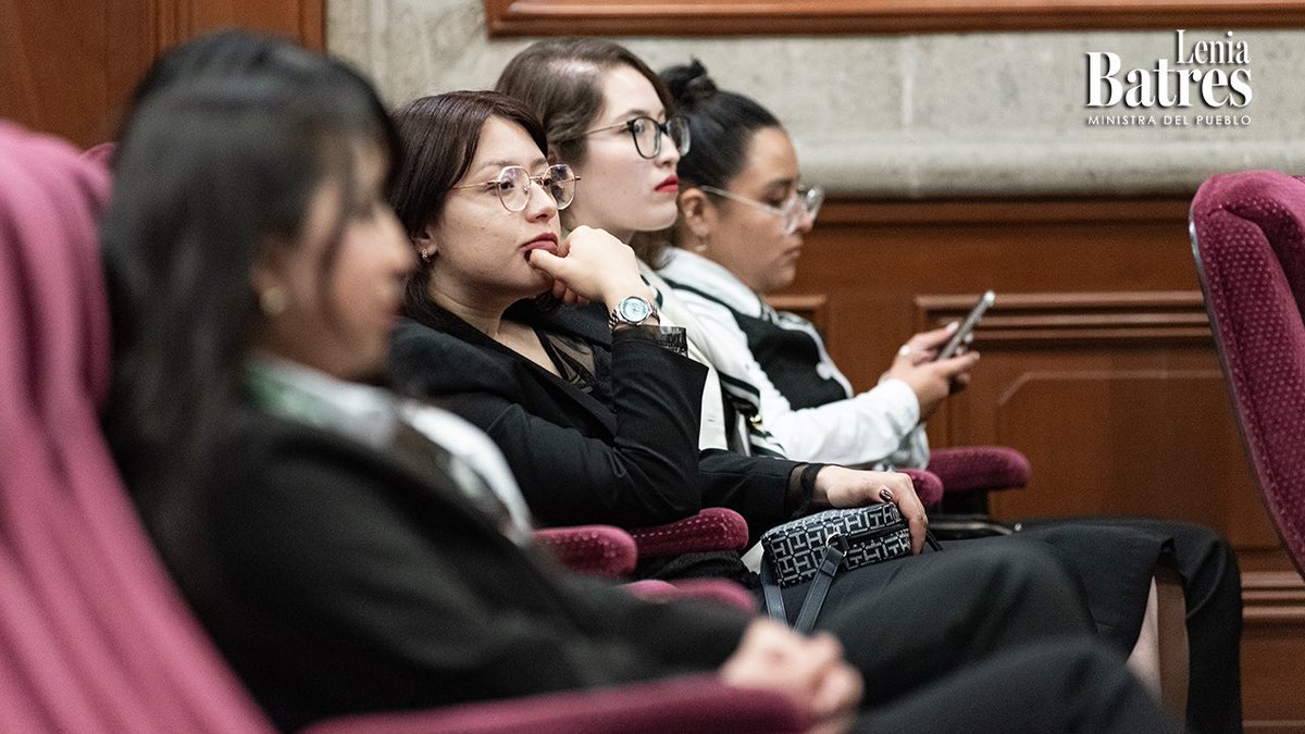 LeniaBatres's tweet photo. ⚖️ Hoy, la SCJN resolvió 22 asuntos: 8 solicitudes de ejercicio de facultad de atracción, 2 solicitudes de reasunción de competencia, 3 amparos en revisión, 1 amparo directo en revisión, 3 recursos de reclamación, 3 incidentes de inejecución de sentencia, 1 contradicción de criterios y 1 recurso de apelación. 

👉🏽 El más significativo fue:

📂 Amparo directo en revisión 648/2024
En la discusión del caso de la Guardería ABC, se resolvió que los delitos que impliquen violaciones graves a derechos humanos no prescriben. Las personas responsables de esta tragedia y del daño ocasionado a las víctimas y a sus familias no puede quedar impunes. Esta resolución reivindica el derecho de las víctimas, de sus familiares y de la sociedad en su conjunto, a la verdad, a la justicia, a la reparación y a la no repetición de este tipo de hechos. 

🧑🏻‍🎓👩🏽‍🎓 Recibimos en el Pleno a estudiantes del Instituto de Ciencias Económicas Administrativas de Jilotepec, Estado de México, así como del Centro de Investigaciones y Capacitación Jurídica de Nezahualcóyotl.

#MinistraDelPueblo #SCJN #GuarderíaABC