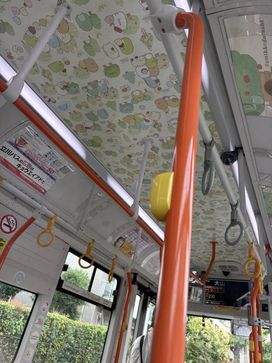 iku39's tweet photo. 今日は朝からすみっコぐらしバス🚌 https://t.co/VsFAH54XgD