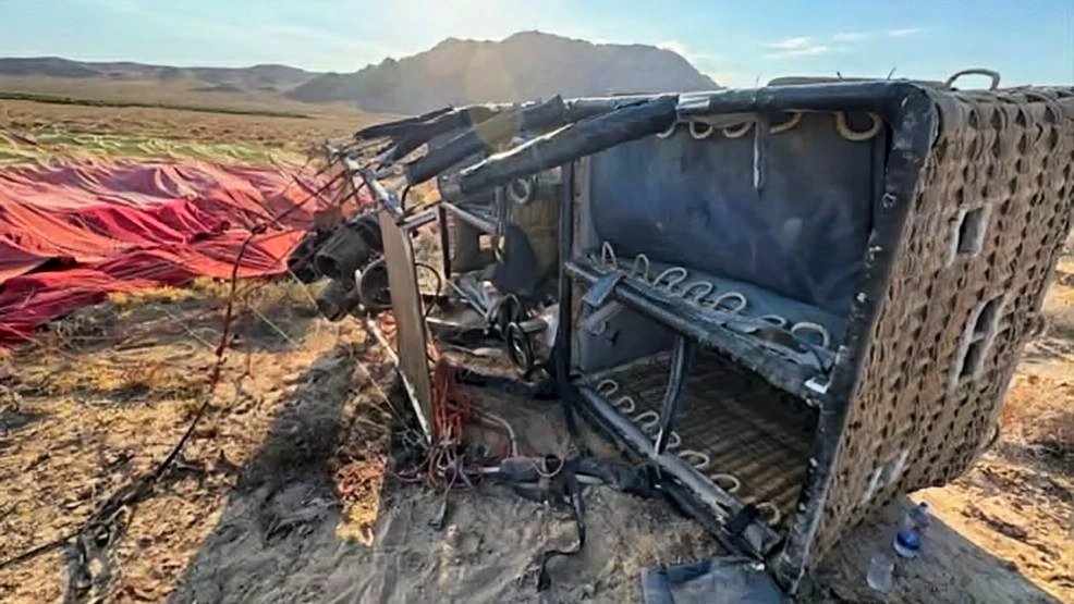 LasVegasLocally's tweet photo. A hot air balloon operated by Vegas Balloon Rides "made a hard landing" in a dry lake bed near Pahrump early this morning.

10 people were on board.

One person suffered a severe head injury. Several others had 2nd and 3rd-degree burns and blunt-force injuries. https://t.co/R7whctfMJ5