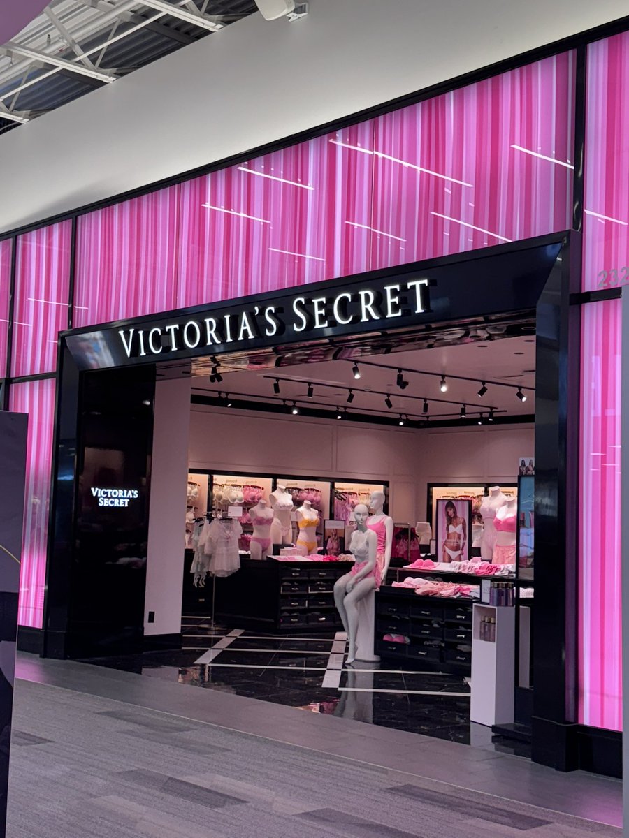 altaphrodite's tweet photo. should i take my boyfriend in here with me ... shaking in fear rn https://t.co/tQYHFSyLXf