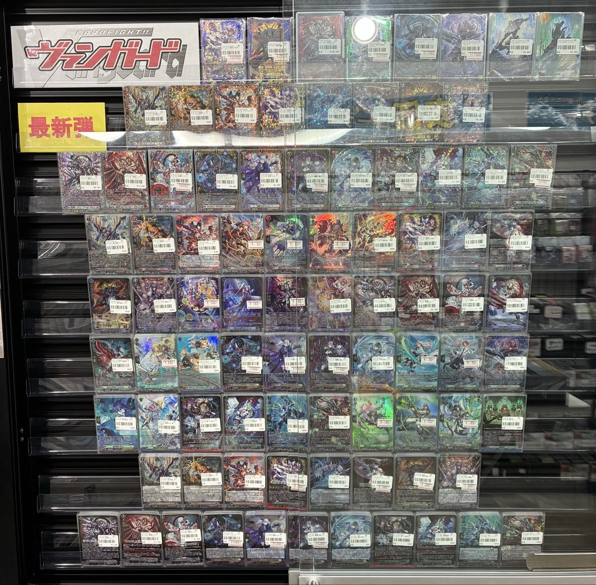 akiba_193TCG's tweet photo. 【#ヴァンガード 販売情報】
本日発売‼

最新弾『虚影襲雷』⚡⚡⚡

朝一のシングル販売価格はコチラ！！

お求めの方はぜひ193秋葉原店までー！！！

この後7時OPENです‼
#ディヴァインズ #イナイレ #193秋葉原 https://t.co/Dy9Ct3yOVC