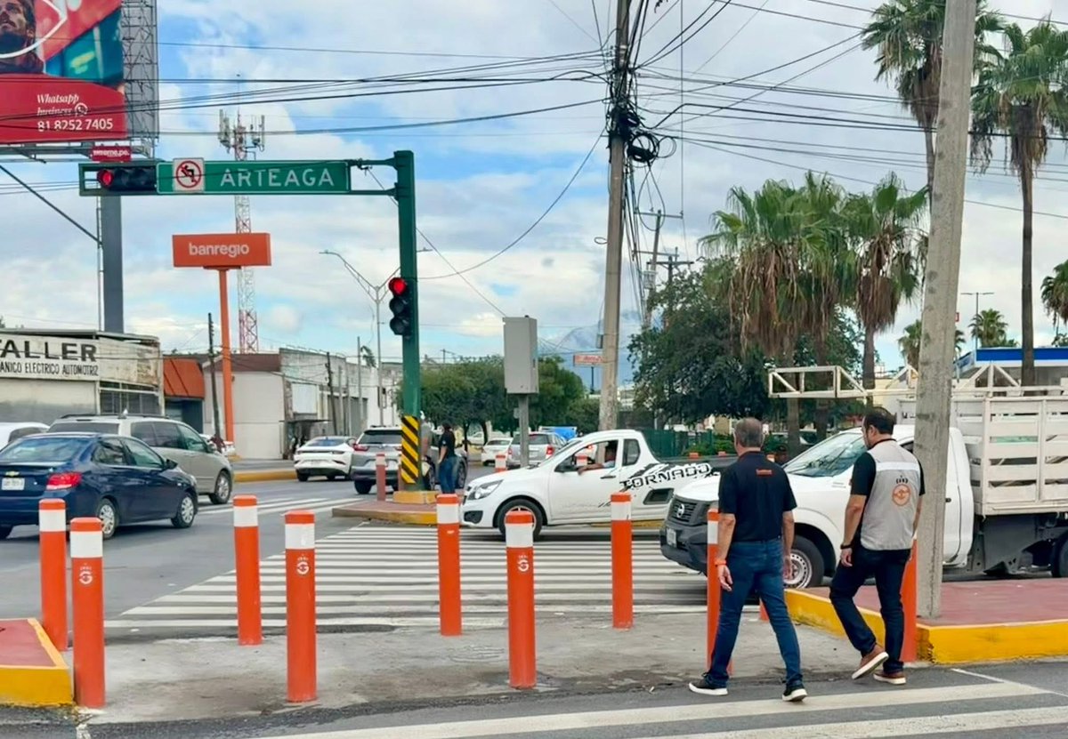 sidugpe's tweet photo. 🛣️ ✅ Pavimento más resistente y duradero, cruces peatonales seguros, rampas de acceso, delimitación de carriles, camellón con mobiliario urbano, bolardos, cajas bici-moto y flechas de sentido de circulación. https://t.co/xM6IC3KVnJ
