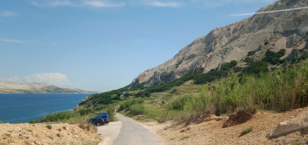 NevenVadas's tweet photo. Do te plaže " lokalni 🇭🇷 balkanski poduzetnici " imaju jedini pristup , kroz šumicu samo uz najavu " natura jaderi  " ? Ako tko želi poginuti pješačeći po toj uskoj cesti ,   samo čekaju valjda to ? https://t.co/53zefeLxiG
