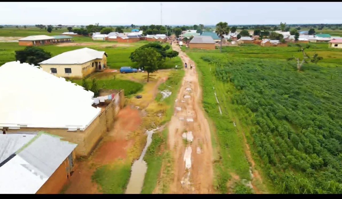 LimanTurawa's tweet photo. Yanzu Alaji ta yaya kake tunanin mutanen Makarfi za su manta da alherin Gwamna @ubasanius? Ka duba irin lalacewar da hanyar nan tayi amma Gwamna yace aje ayi musu sabuwar hanya irin wacce akeyi a cikin garin Kaduna da Zaria. https://t.co/6RDDX43ex5