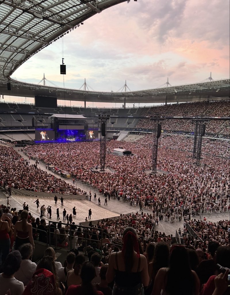 MC_Sabri_'s tweet photo. Bruno Mars à Paris, c’était sympa mais sa scène, les lights, la sceno c’est clairement adapté à un Bercy et pas un stade.. En fond une fois la nuit tombée tu voyais mal car peu de lumières ! https://t.co/0tCoNYh3UH