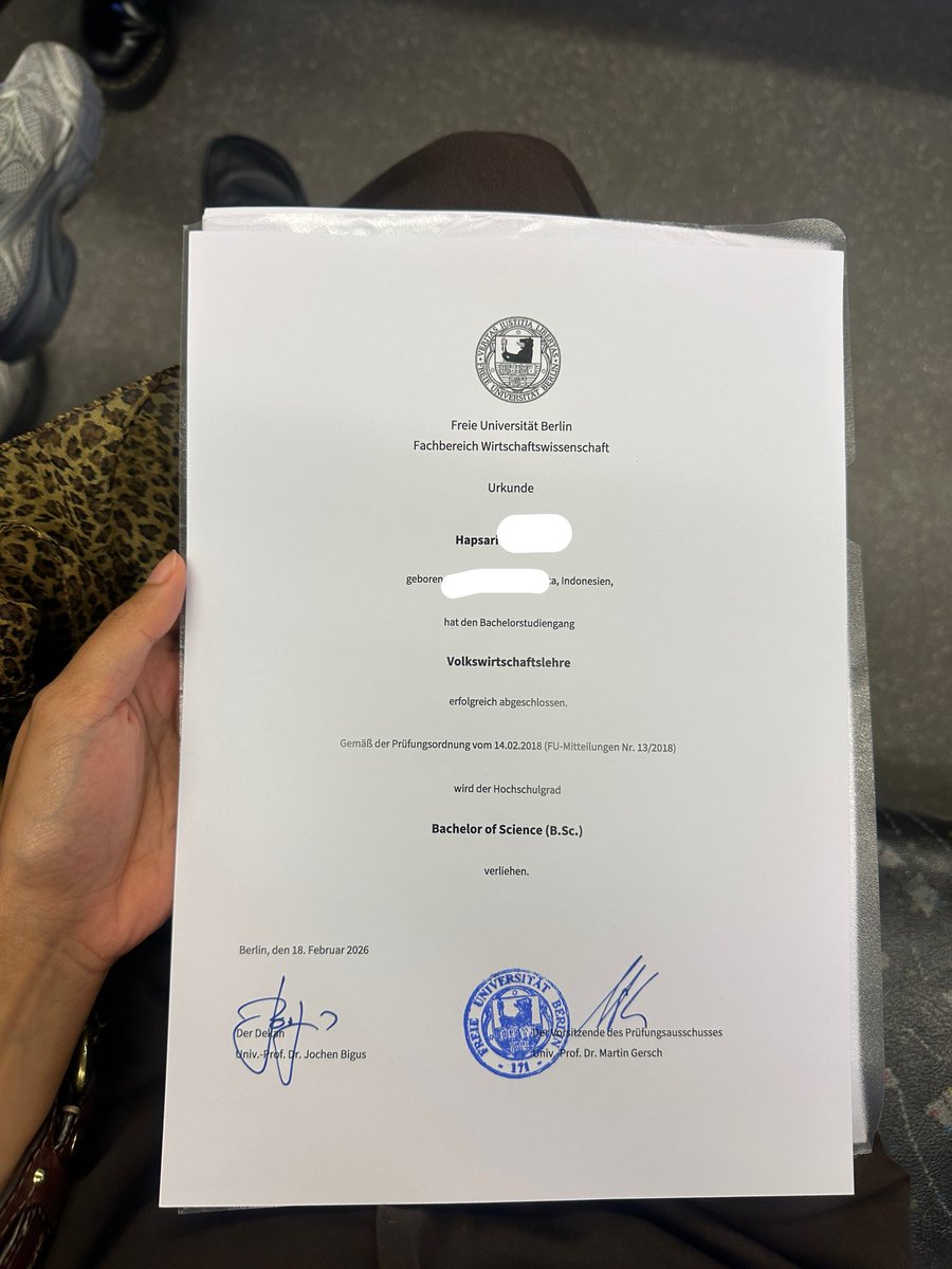 happyholidayyay's tweet photo. Tok tok, aku cuman mau bilang — alhamdullilah aku lulus bachelor jerman di umur 25 ini, setelah hampir nyerah berkali2🫶🏼🧚🏻‍♀️

Huhu td ambilnya pun merinding. Gak nyangka bs kelar kuliah yang aku bayar sendiri pakai uang part time mulai dr jd Kellnerin, barista smp working student😭 https://t.co/MJaBO0A8rb