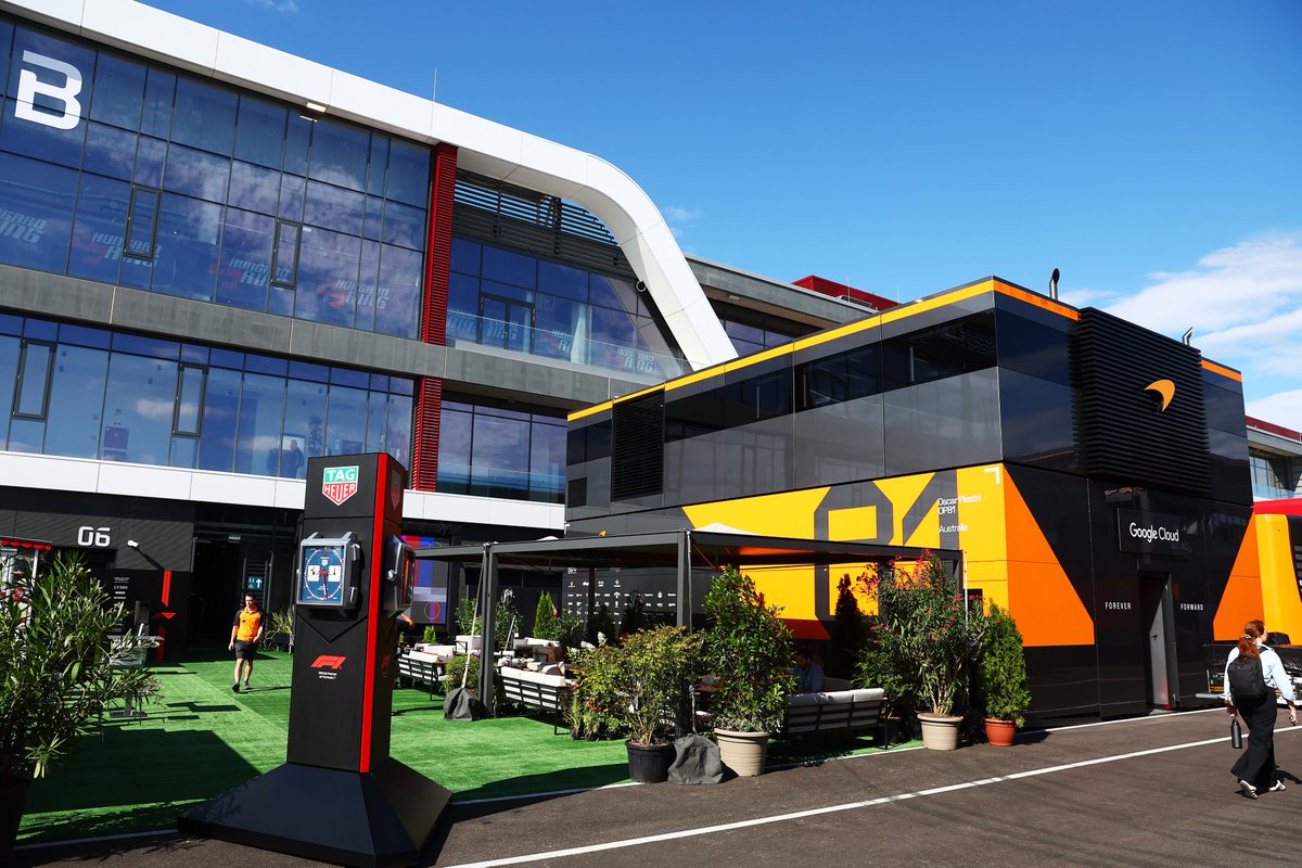 mexicogp's tweet photo. La bandera a cuadros cae y mientras los pilotos festejan, en el paddock ya arrancó otra carrera 🏁 🚛

Cientos de personas comienzan a desmontar el circo completo para cargarlo en camiones y llevarlo al siguiente país. Es una de las operaciones logísticas más impresionantes del deporte mundial. Descubre cómo es que Formula 1 mueve autos, garajes y toneladas de equipo por Europa 

👉 https://t.co/SWZNdCLYV6 🔥