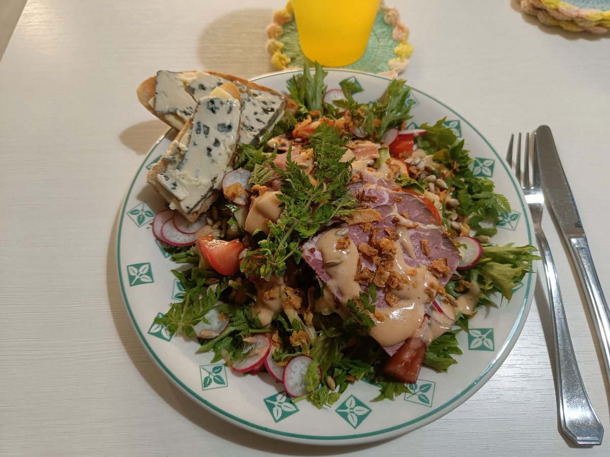HilpoJuhana's tweet photo. Breakfast
BBQ kassler salad and blue cheese bread
Base: frisée lettuce, rocket, cucumber, carrot, celery, and red onion vinaigrette.
On top: radish, tomato, Tamminen Smoked BBQ Kassler, BBQ dressing, crispy fried onions and fresh chervil.
1/3
#smokedpork #bluecheese #breakfast https://t.co/9PdV4kTvzC
