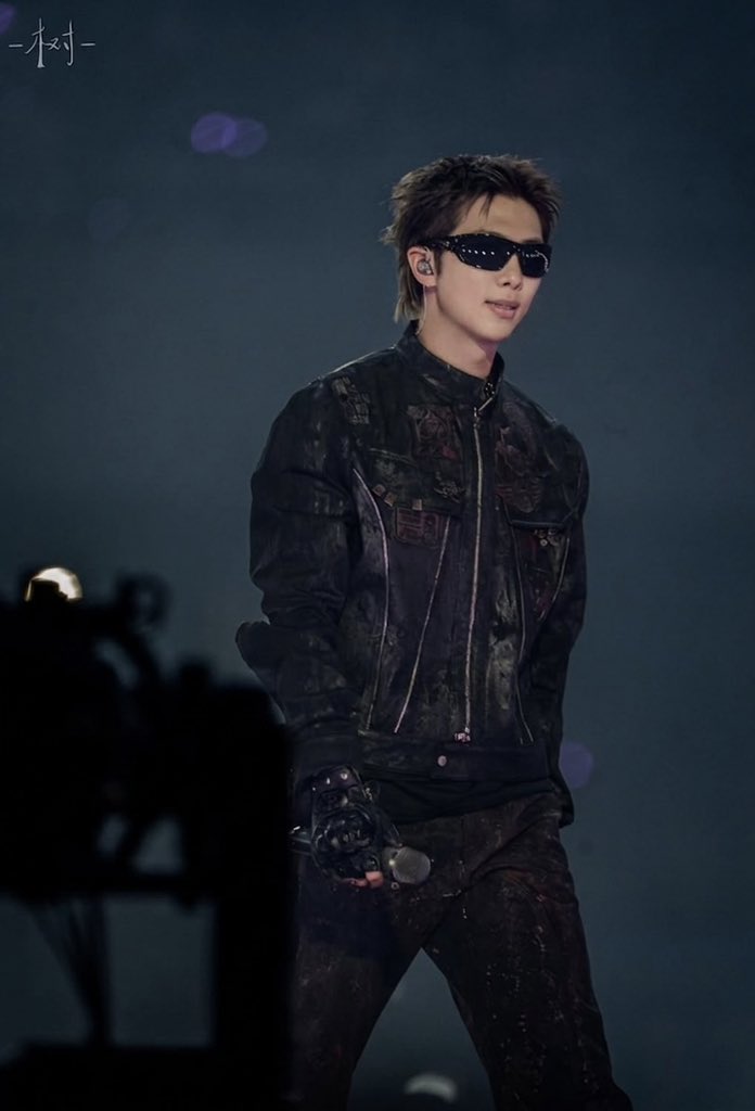 DixieJoon7's tweet photo. Disassociating from the world, to only care about pretty namjoon https://t.co/QEC9cGnTUB