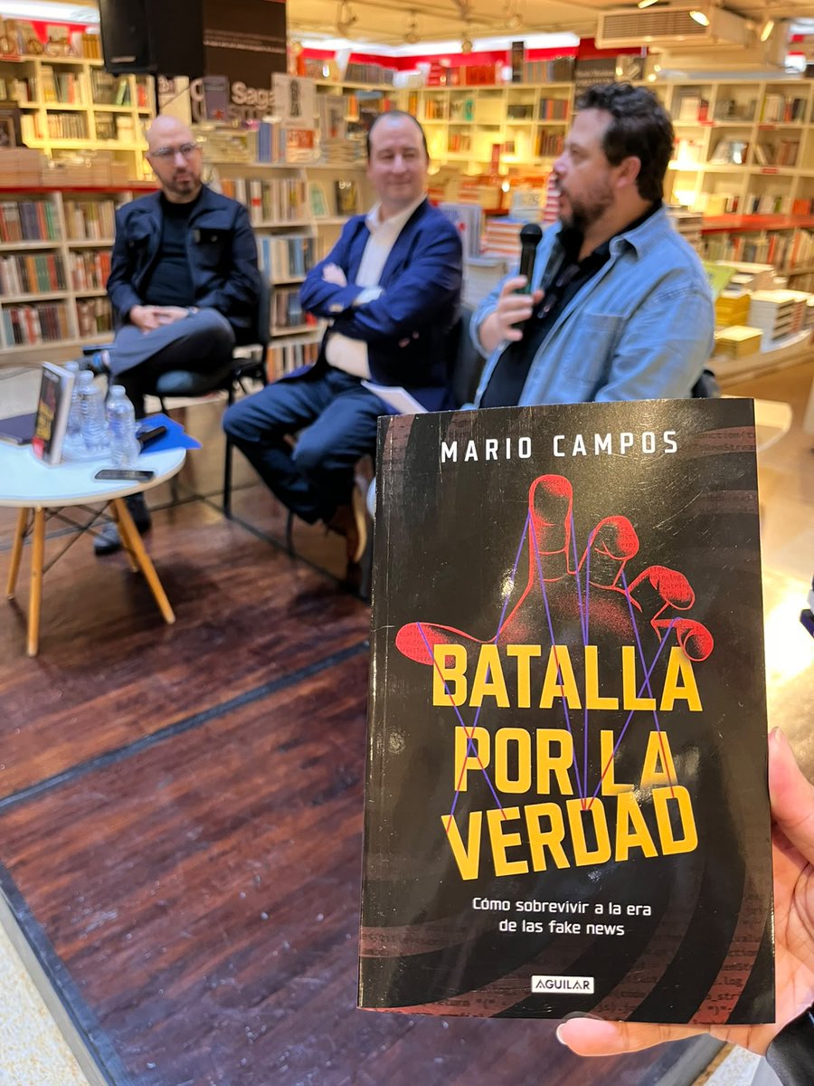 Altazor_Intell's tweet photo. @ClaudioFloresT acompañó a @mariocampos  en la presentación su libro de Batalla por la Verdad, una conversación enriquecedora junto a @carlosbravoreg, donde se analizaron los retos que enfrentan los medios, las audiencias y la sociedad en un entorno marcado por las fake news https://t.co/x4aRx0PA2p