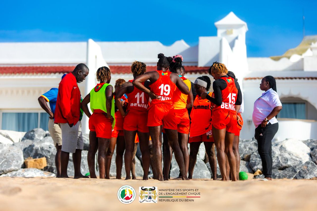FbHandball's tweet photo. 🔥 L'affûtage se poursuit
Concentrées et déterminées, les Amazones peaufinent les derniers réglages avant le Mondial Dames de Beach Handball 2026.
Objectif : arriver prêtes pour défendre avec fierté les couleurs du Bénin et de l'Afrique. 📷📷
#FBHB https://t.co/uwmXHkls3D