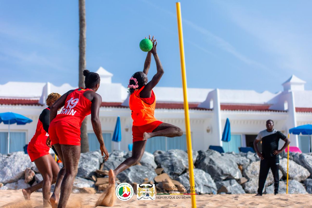FbHandball's tweet photo. 🔥 L'affûtage se poursuit
Concentrées et déterminées, les Amazones peaufinent les derniers réglages avant le Mondial Dames de Beach Handball 2026.
Objectif : arriver prêtes pour défendre avec fierté les couleurs du Bénin et de l'Afrique. 📷📷
#FBHB https://t.co/uwmXHkls3D