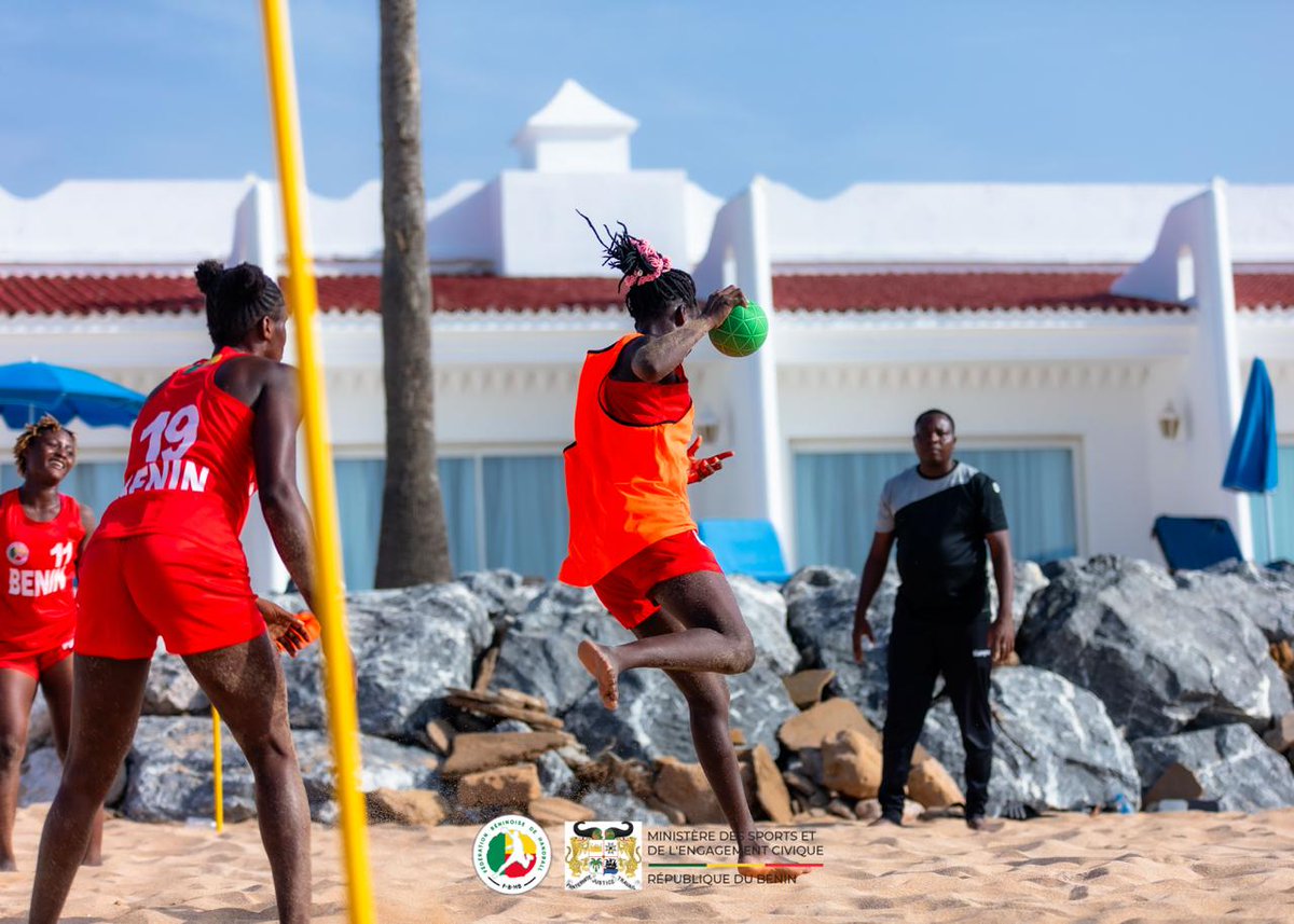 FbHandball's tweet photo. 🔥 L'affûtage se poursuit
Concentrées et déterminées, les Amazones peaufinent les derniers réglages avant le Mondial Dames de Beach Handball 2026.
Objectif : arriver prêtes pour défendre avec fierté les couleurs du Bénin et de l'Afrique. 📷📷
#FBHB https://t.co/uwmXHkls3D