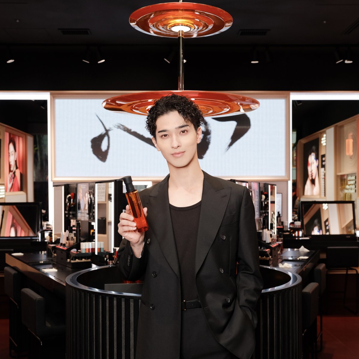 wwschannel's tweet photo. 横浜流星、シュウ ウエムラ表参道ヒルズ本店オープニングイベントに登場！原点と進化を語る

▼写真・記事の詳細はこちら
https://t.co/RsPTtSpYkn

#シュウウエムラ #shuuemura #横浜流星 #shuARTstage #表参道ヒルズ本店 #表参道ヒルズ #メイクアップショー #オープニングイベント
@shuuemurajp @ryusei_staff_mu