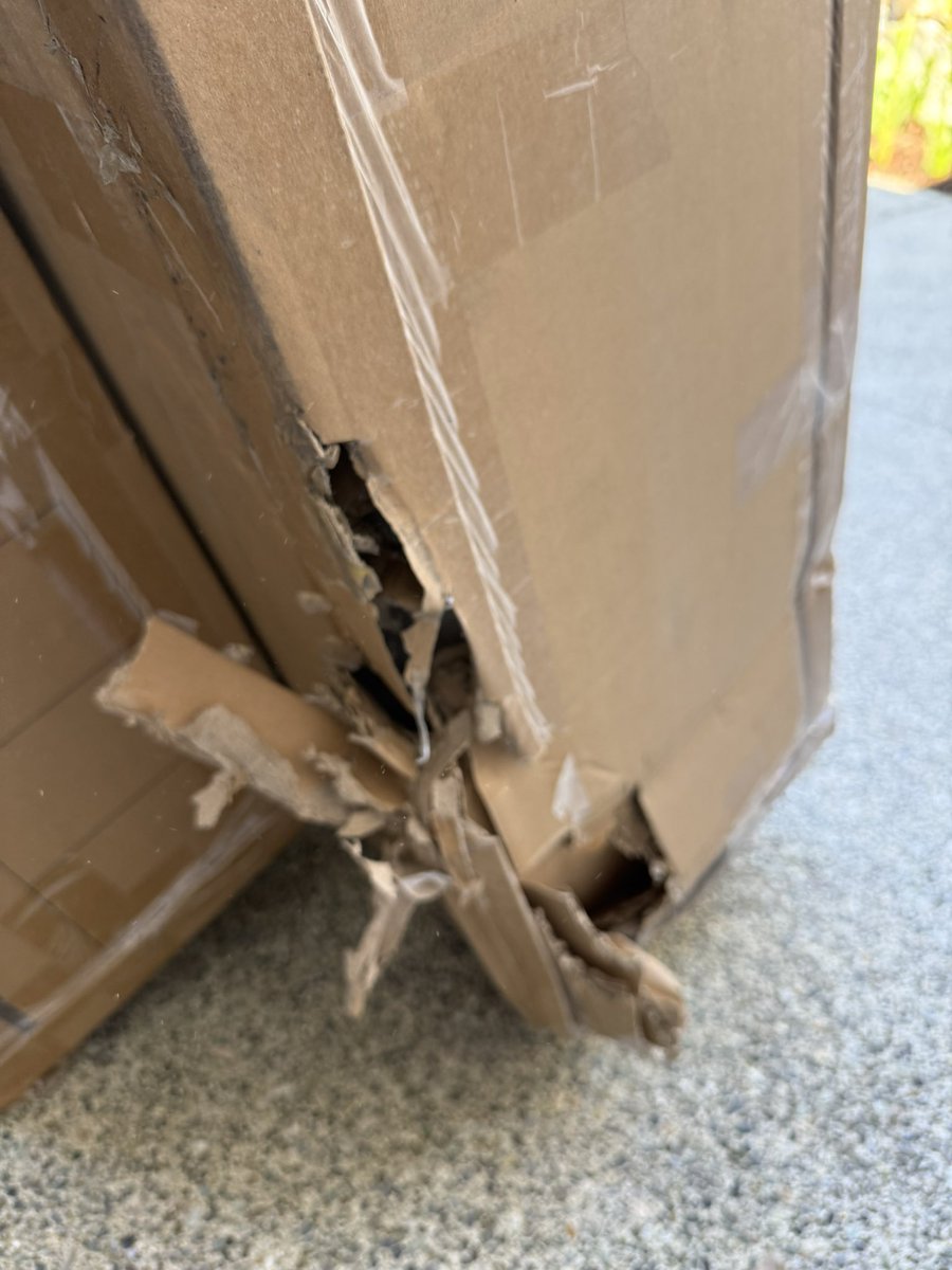 philosaphize's tweet photo. @AshleyHomeStore Delivered my bed 3 weeks late, and this was supposed to be a white glove delivery. Horrible experience. #Ashleyfurniture https://t.co/BgZjEFO2oc
