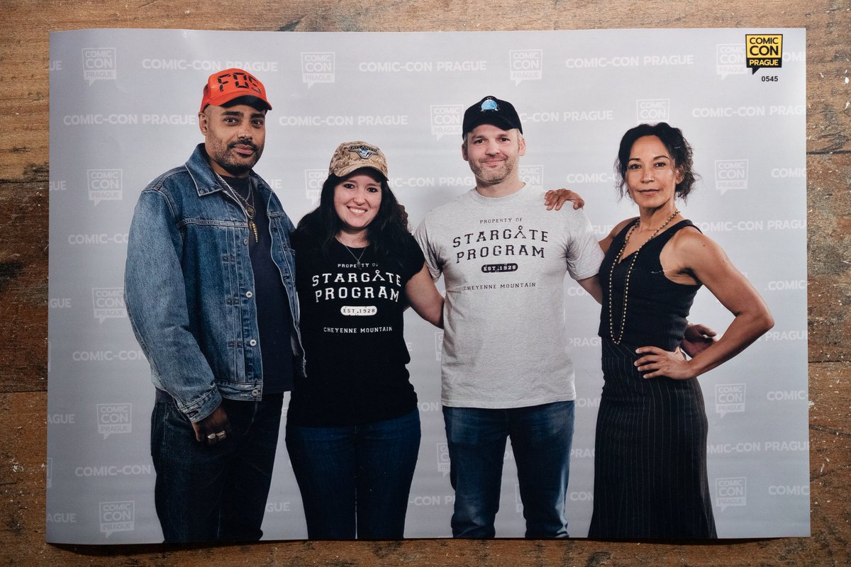 DslrKaron's tweet photo. Meeting 2025 #RainbowSunFrancks #rachel_luttrell Because years after the ending, we're still fans and waiting for more @AmazonMGMStudio 
#savestargate https://t.co/j1PuyFvagk