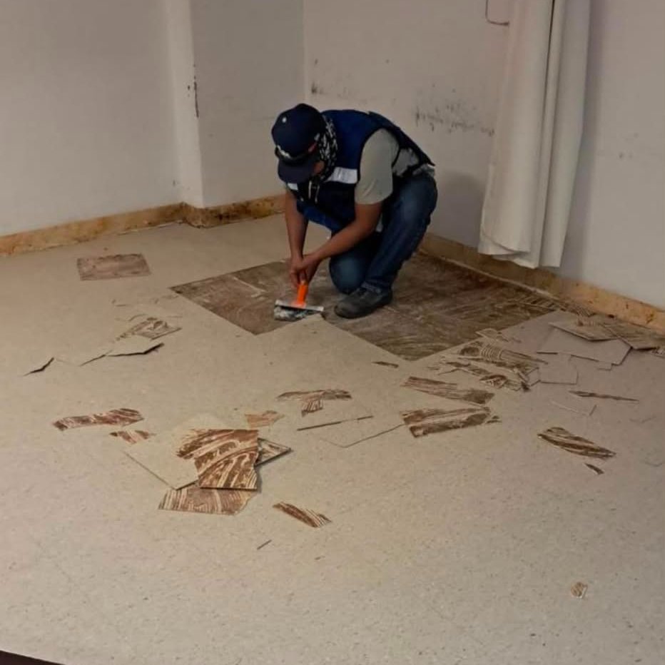 martibatres's tweet photo. Continúan los trabajos de mantenimiento en el Hospital General “Dr. Fernando Ocaranza” del @ISSSTE_mx en 𝗛𝗲𝗿𝗺𝗼𝘀𝗶𝗹𝗹𝗼, 𝗦𝗼𝗻𝗼𝗿𝗮. Se está llevando a cabo el retiro de piso vinílico en Pasillo Blanco; la demolición y retiro de recubrimiento cerámico en muros; el retiro de piso vinílico en Sala de Recuperación Postquirúrgica; el desmantelamiento de falso plafón en Sala de Recuperación Postquirúrgica; y la limpieza y retiro de material producto de demolición.