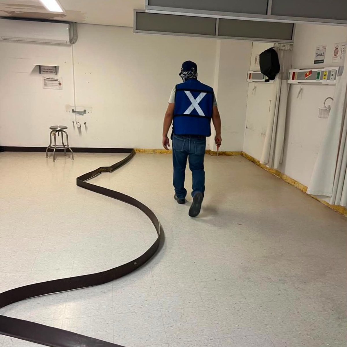 martibatres's tweet photo. Continúan los trabajos de mantenimiento en el Hospital General “Dr. Fernando Ocaranza” del @ISSSTE_mx en 𝗛𝗲𝗿𝗺𝗼𝘀𝗶𝗹𝗹𝗼, 𝗦𝗼𝗻𝗼𝗿𝗮. Se está llevando a cabo el retiro de piso vinílico en Pasillo Blanco; la demolición y retiro de recubrimiento cerámico en muros; el retiro de piso vinílico en Sala de Recuperación Postquirúrgica; el desmantelamiento de falso plafón en Sala de Recuperación Postquirúrgica; y la limpieza y retiro de material producto de demolición.