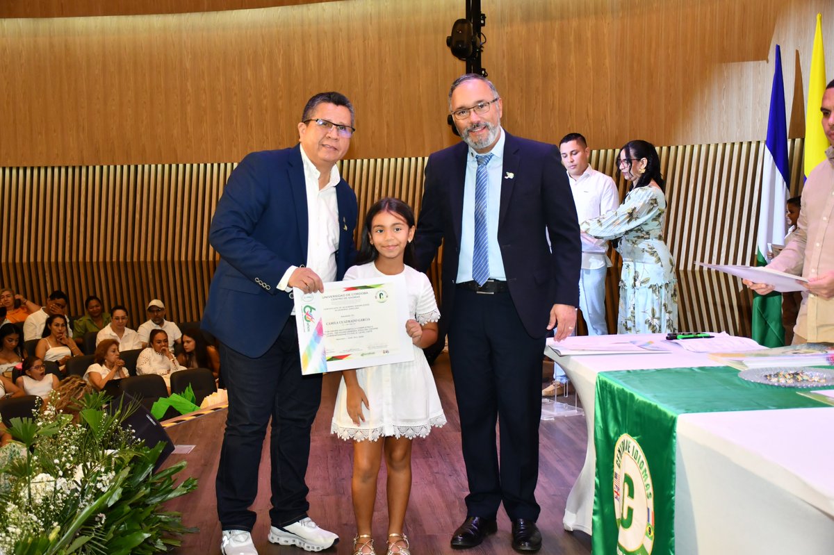 JTorresOviedo's tweet photo. Cada nuevo idioma aprendido es una ventana que se abre al mundo. Hoy, 269 niños y jóvenes culminan con éxito su proceso de formación en nuestro Centro de Idiomas. Nos llena de orgullo acompañar a tantas familias en este camino de crecimiento, conocimiento y transformación. 
Felicitaciones a sus padres por acompañarlos en este proceso y a nuestros graduandos por dar este gran paso hacia el futuro.