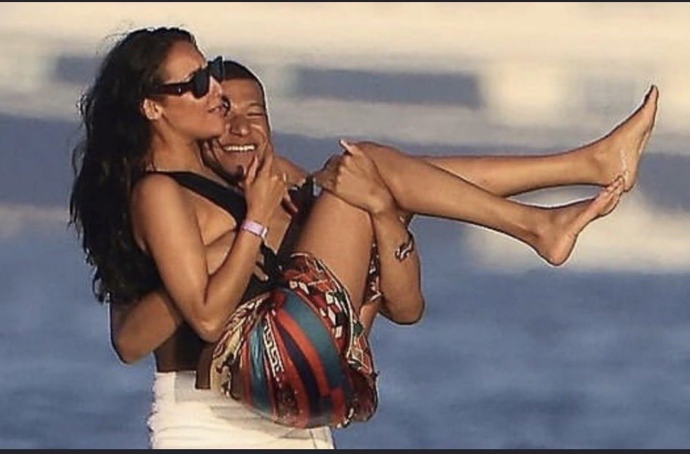 PoweredR6's tweet photo. @ahuizg0c @ankalaevisabum @BonGaminCentral @coryeeast “myths” lmfao you’re coping so hard bro you’re gay it’s fine 🤣🤣🤣 “b-b-but Mbappe isn’t gay!” like shut that gay shit up nigga go kiss some more french niggas 😭 https://t.co/FOKYxtcqIV