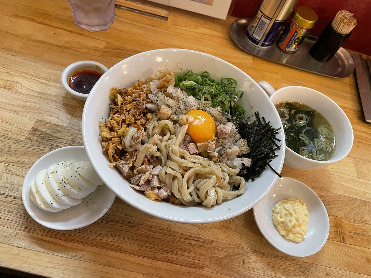 hrto12's tweet photo. Ramen611＠入間

限定　煮干しあぶらそば　わかめスープ付き　ゆで玉子　半ライス

昨日の夜👍リニューアルしてから、初訪問👍麺は、手揉み麺でモチモチで👍タレは、煮干しが効いていて麺と混ぜて👍味変のラー油、マヨネーズ👍わかめスープ👍最後は、丼にライスドボン美味しい👍ごちそうさまでした☺️ https://t.co/RM4qYlTgaw