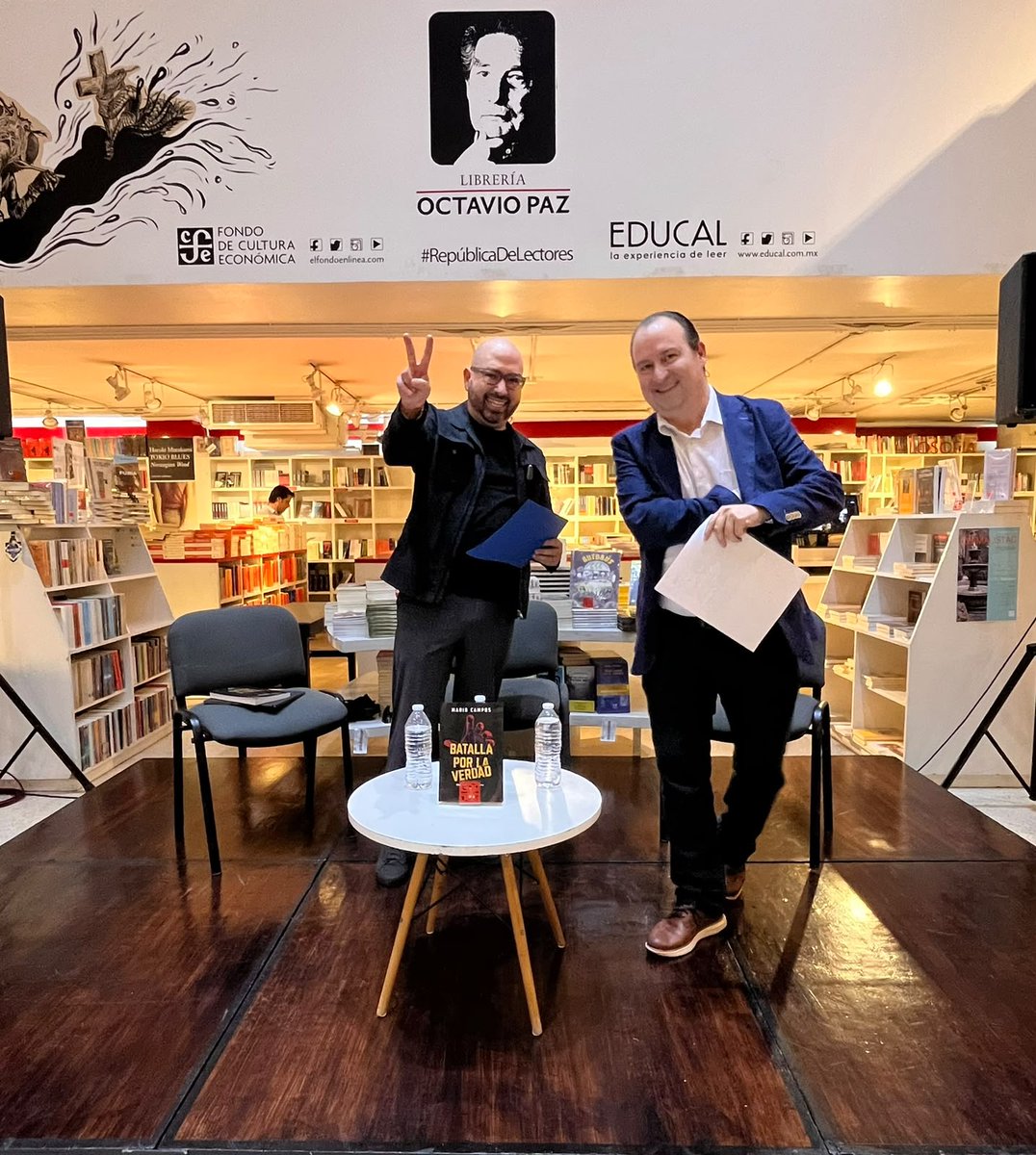 Altazor_Intell's tweet photo. @ClaudioFloresT acompañó a @mariocampos  en la presentación su libro de Batalla por la Verdad, una conversación enriquecedora junto a @carlosbravoreg, donde se analizaron los retos que enfrentan los medios, las audiencias y la sociedad en un entorno marcado por las fake news https://t.co/x4aRx0PA2p