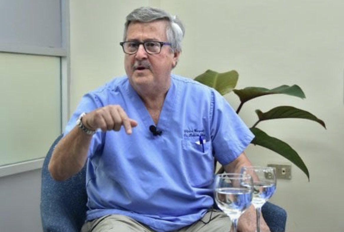 lahistoriaec's tweet photo. Ups, me pillaron. El consejero del @CpccsEc, Roberto Gilbert, renunció a su cargo, después de la difusión de un video en el que se lo ve junto al concursante para Fiscal General, José de la Gasca, durante una sesión por Zoom. https://t.co/RbwcTb9E4A
