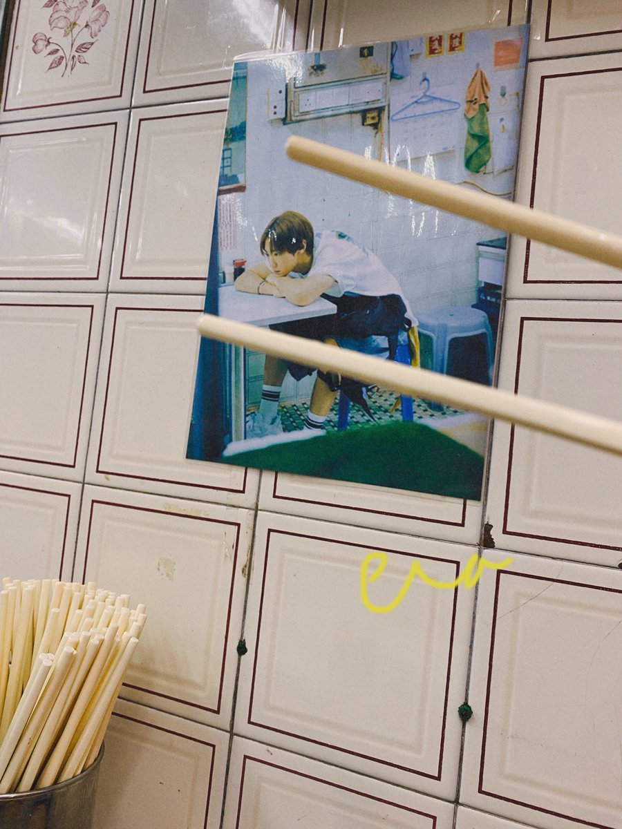 subakjuicee's tweet photo. 찬열이 불랙아옷 촬영지인 Good Luck Noodles (好運粥麵家)에서 전해진 이야기 🥹

촬영한 지 거의 2년이 지났는데도 아직 많은 팬들이 찾아온다고.. 사장님은 찬열이를 잘생기고 귀엽고 친절한 아이라고 칭찬했고 🥺 직원분들 모두 엑소 콘서트에 갈 수 있도록 VIP 티켓까지 보내줬대... 🥺 https://t.co/Jic8dW7dYD