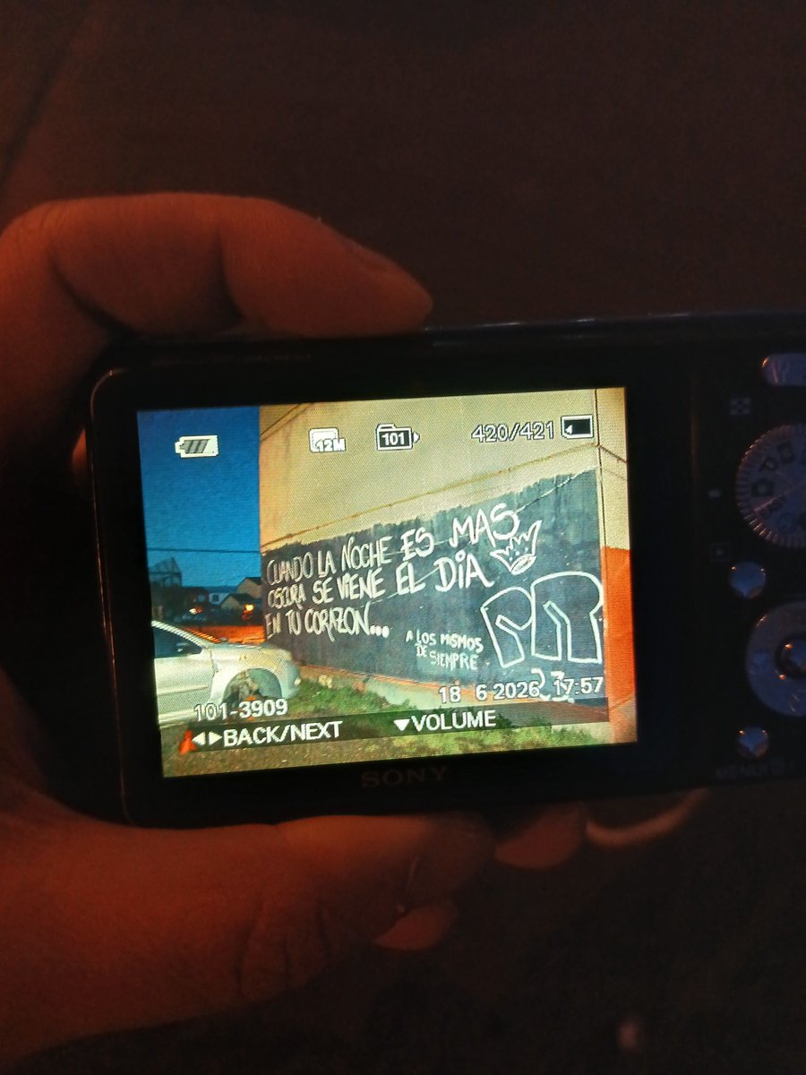 maxivygotskiano's tweet photo. le saqué esta foto a un mural, crucé la calle y en la parada de colectivo un señor estaba escuchando tarea fina por el altavoz del celular. realmente el mundo es redondo y de ricota https://t.co/YqMJLg286v