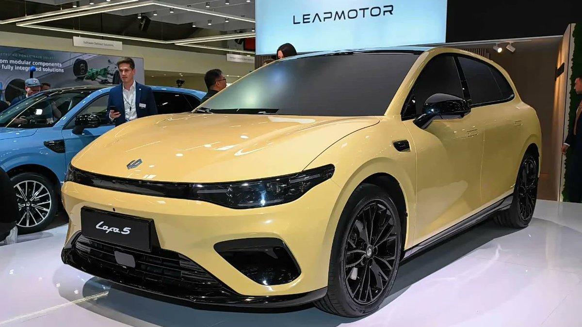JoprTR's tweet photo. 🚀 Leapmotor 1.5 milyon teslimat barajını aştı!
Stellantis destekli marka rekor kırıyor 📈

📊 Büyüme Hızı (acayip!):
🥇 İlk 500K: 64 ay sürdü (2019-2024)
🥈 İkinci 500K: sadece 12 ay!
🥉 Üçüncü 500K: sadece 8 ay! 🔥
4️⃣ Hızlanma sürüyor mu? Göreceğiz 😏

📅 Mayıs 2026 Rekoru:
🚗 81.569 araç teslimi
📈 Yıllık bazda +%81 artış 🤯

🎯 2026 Hedefi: 1.000.000 araç
🇨🇳 İç pazar: 850K-900K
🌍 Uluslararası: 100K-150K

🏭 Ürün Stratejisi:
🆕 Yeni modeller: satışların %40'ı
🔄 Güncellenmiş modeller: %60'ı
💎 D-serisi (premium): pay artıyor

💰 Segment Fiyatları:
▪️ A-serisi: 8.800-17.600 $ (hacim)
▪️ C-serisi: 17.600-36.800 $ (aile)

🌍 Uluslararası Genişleme:
🏪 40+ ülke, 2.000+ satış noktası
🇮🇹 İtalya'da saf elektrik pazar payı: %30+ 😮
🏗️ Avrupa fabrikası: Q2'de inşaat başlıyor
🤝 Stellantis İspanya tesisi: CKD montaj (Q4)
🌏 Güneydoğu Asya + Orta Doğu genişlemesi

🤨 Editörün matematiği:
1M hedefine ulaşmak için kalan 5 ayda
ortalama aylık 100K satış gerekiyor...
İddialı ama imkansız değil 🧐

Çinli markalar arasında sessiz sedasız
en hızlı büyüyenlerden biri 💪

#Leapmotor #Stellantis #ÇinOtomotiv #EV
#ChineseEV #reklam değildir.