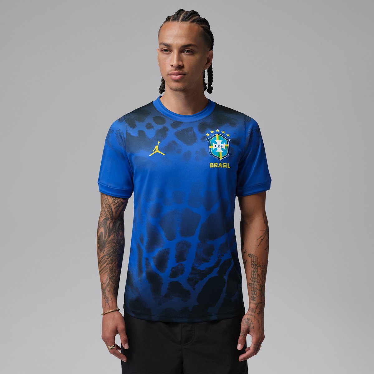 sdmlinks's tweet photo. 🇧🇷🐸 Segundo a Nike, assim como o sapo-flecha usa suas cores vibrantes para alertar predadores, a peça serve como um aviso aos adversários: enfrentar o Brasil é sempre um risco. https://t.co/HRPLV6xbAi