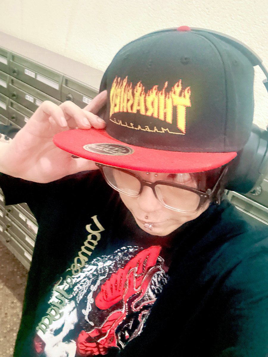 __Nausea__'s tweet photo. 今日はMushroomhead聴きながらデスペTシャツでアラレちゃんメガネ https://t.co/UcYIBgnt8R
