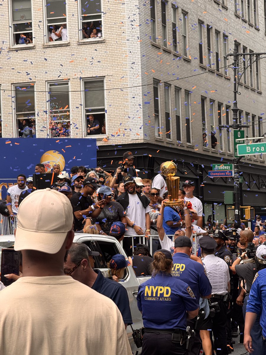VXXON's tweet photo. What a legend 🏆 @jalenbrunson1 @nyknicks #KnicksChampions (shot by me) https://t.co/UAq2Xj2g9D