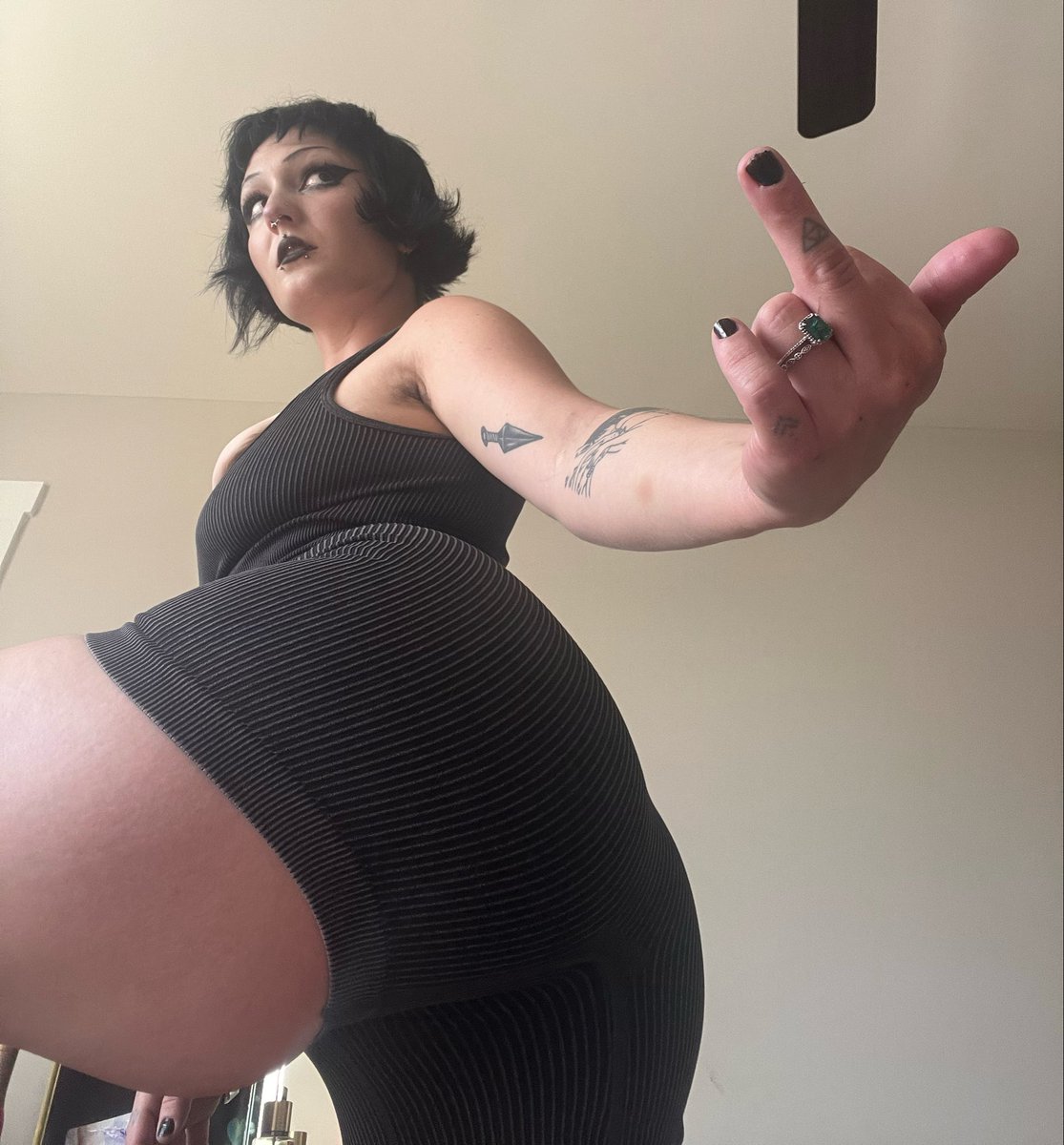 princesssvegeta's tweet photo. lurking but too scared to commit? that's what silent sending is for, loser 🖤🔒 https://t.co/2hhvoo1W0c