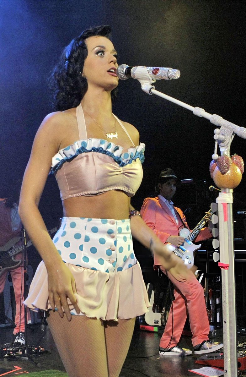 todaykatyp's tweet photo. KATY PERRY IN A COSTUME INSPIRED BY THE HELLO KATY TOUR https://t.co/2lkUdxJOZd