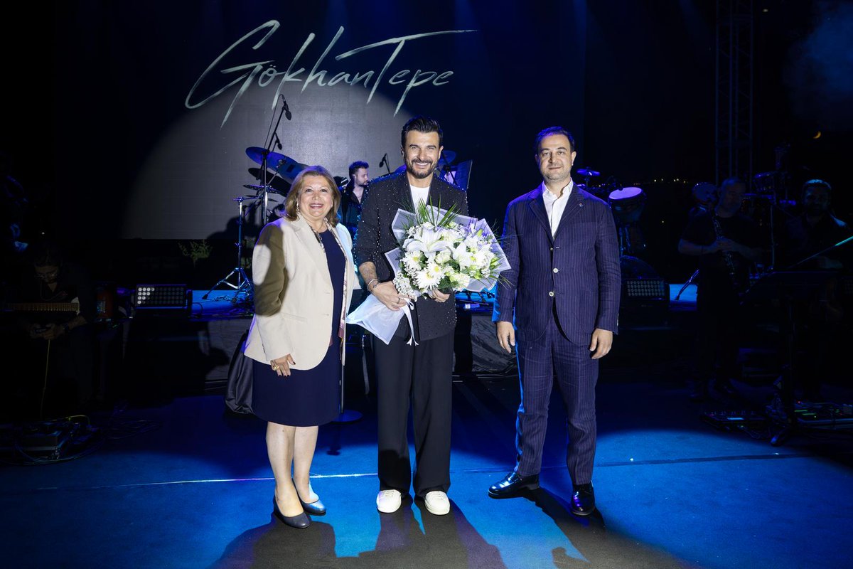 hkunv's tweet photo. 🎶 Mezuniyet Coşkusu Gökhan Tepe’den 🎓🎤

HKÜ 12. Mezuniyet Töreni, Türk pop müziğinin sevilen sanatçısı Gökhan Tepe’nin sahne aldığı muhteşem konserle taçlandı! 🎉

Mezunlarımız ve konuklarımız, Gökhan Tepe’nin sevilen şarkılarıyla coşku, heyecan ve mutluluk dolu unutulmaz bir gece yaşadı. 🌟🎵

Konserin sonunda, Gökhan Tepe’ye; HKÜ Mütevelli Heyet Başkanı Haluk Kalyoncu tarafından plaket, HKÜ Rektör Vekili Prof. Dr. Gül Rengin Küçükerdoğan tarafından ise çiçek takdim edildi.
Bu özel geceye eşlik ederek mezuniyet sevincimizi paylaşan Gökhan Tepe’ye teşekkür ederiz! 🙌

@gokhantepemusic 

#hkunv #hküheryerde #HKÜ2026 #HasanKalyoncuÜniversitesi #HKÜMezunları #MezuniyetTöreni #GökhanTepe #MezuniyetKonseri #Konser