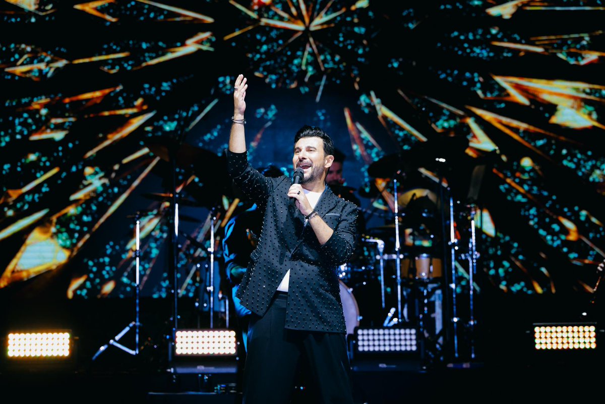 hkunv's tweet photo. 🎶 Mezuniyet Coşkusu Gökhan Tepe’den 🎓🎤

HKÜ 12. Mezuniyet Töreni, Türk pop müziğinin sevilen sanatçısı Gökhan Tepe’nin sahne aldığı muhteşem konserle taçlandı! 🎉

Mezunlarımız ve konuklarımız, Gökhan Tepe’nin sevilen şarkılarıyla coşku, heyecan ve mutluluk dolu unutulmaz bir gece yaşadı. 🌟🎵

Konserin sonunda, Gökhan Tepe’ye; HKÜ Mütevelli Heyet Başkanı Haluk Kalyoncu tarafından plaket, HKÜ Rektör Vekili Prof. Dr. Gül Rengin Küçükerdoğan tarafından ise çiçek takdim edildi.
Bu özel geceye eşlik ederek mezuniyet sevincimizi paylaşan Gökhan Tepe’ye teşekkür ederiz! 🙌

@gokhantepemusic 

#hkunv #hküheryerde #HKÜ2026 #HasanKalyoncuÜniversitesi #HKÜMezunları #MezuniyetTöreni #GökhanTepe #MezuniyetKonseri #Konser
