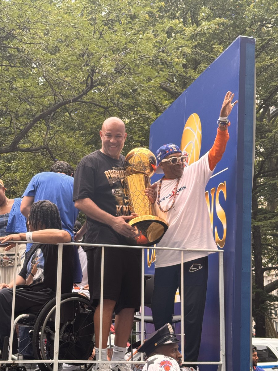 VXXON's tweet photo. Champions 🏆 @spikelee #KnicksChampions https://t.co/tERJYRVwJe