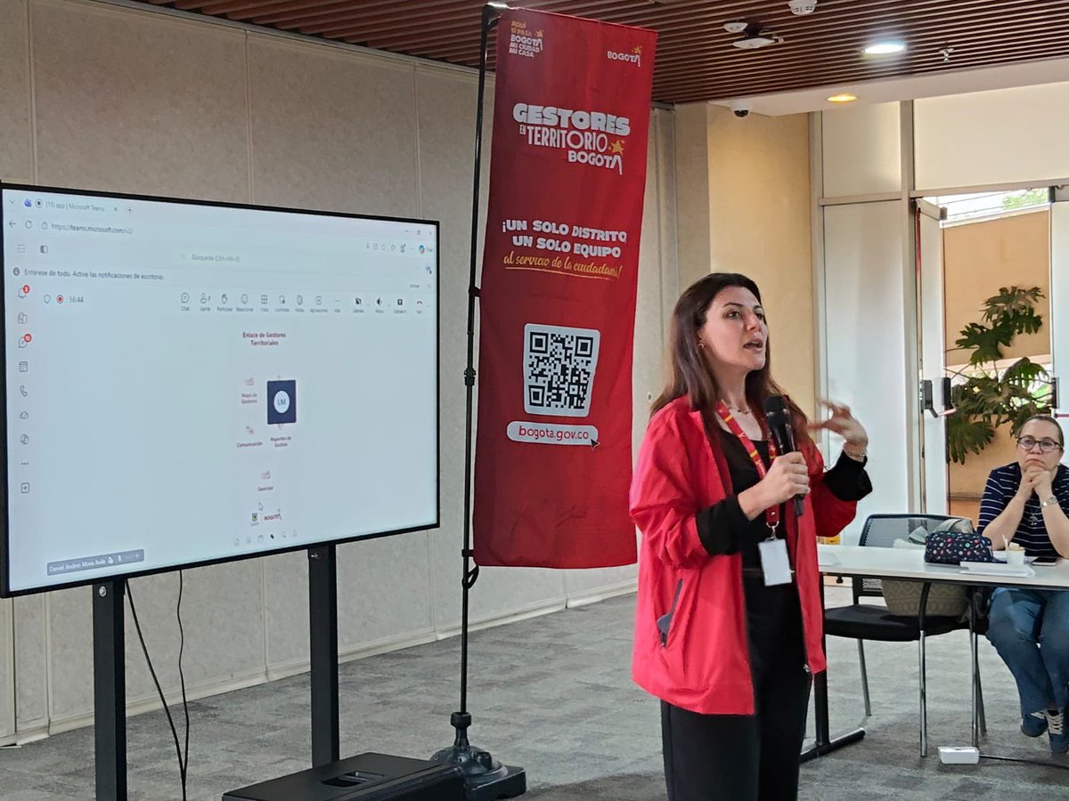 SecGeneralBog's tweet photo. Fortalecer el servicio también implica brindar mejores herramientas a quienes representan al Distrito frente a la ciudadanía. En la mesa presentamos la App #GestoresEnTerritorio, una herramienta que permite consultar servicios, registrar situaciones y brindar respuestas oportunas https://t.co/1uBkMcZBHv