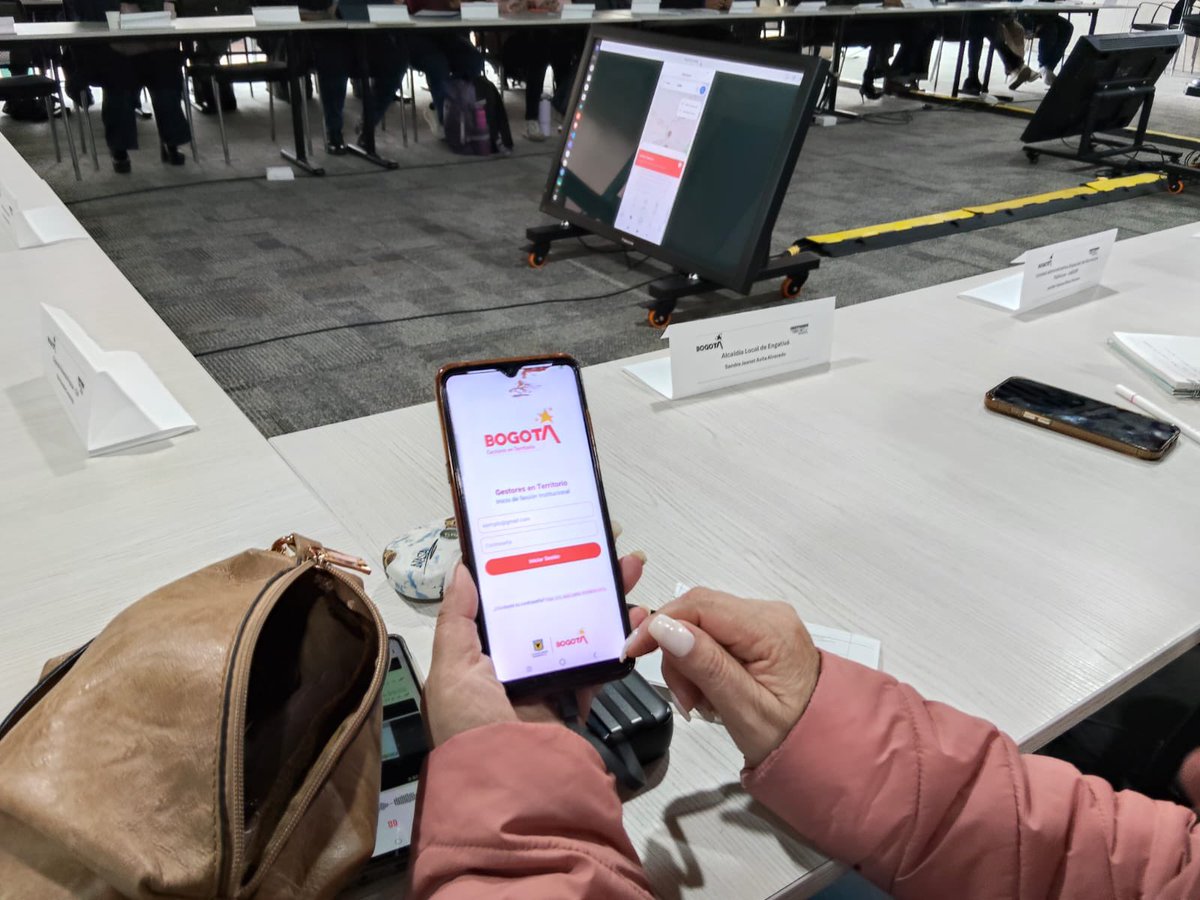 SecGeneralBog's tweet photo. Fortalecer el servicio también implica brindar mejores herramientas a quienes representan al Distrito frente a la ciudadanía. En la mesa presentamos la App #GestoresEnTerritorio, una herramienta que permite consultar servicios, registrar situaciones y brindar respuestas oportunas https://t.co/1uBkMcZBHv
