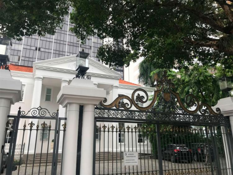 osociotario's tweet photo. Quer dizer que o comunista Jaques Wagner gosta de morar em palácio? Típico de comunista hipócrita que ama o capitalismo. https://t.co/w2327KG1Il