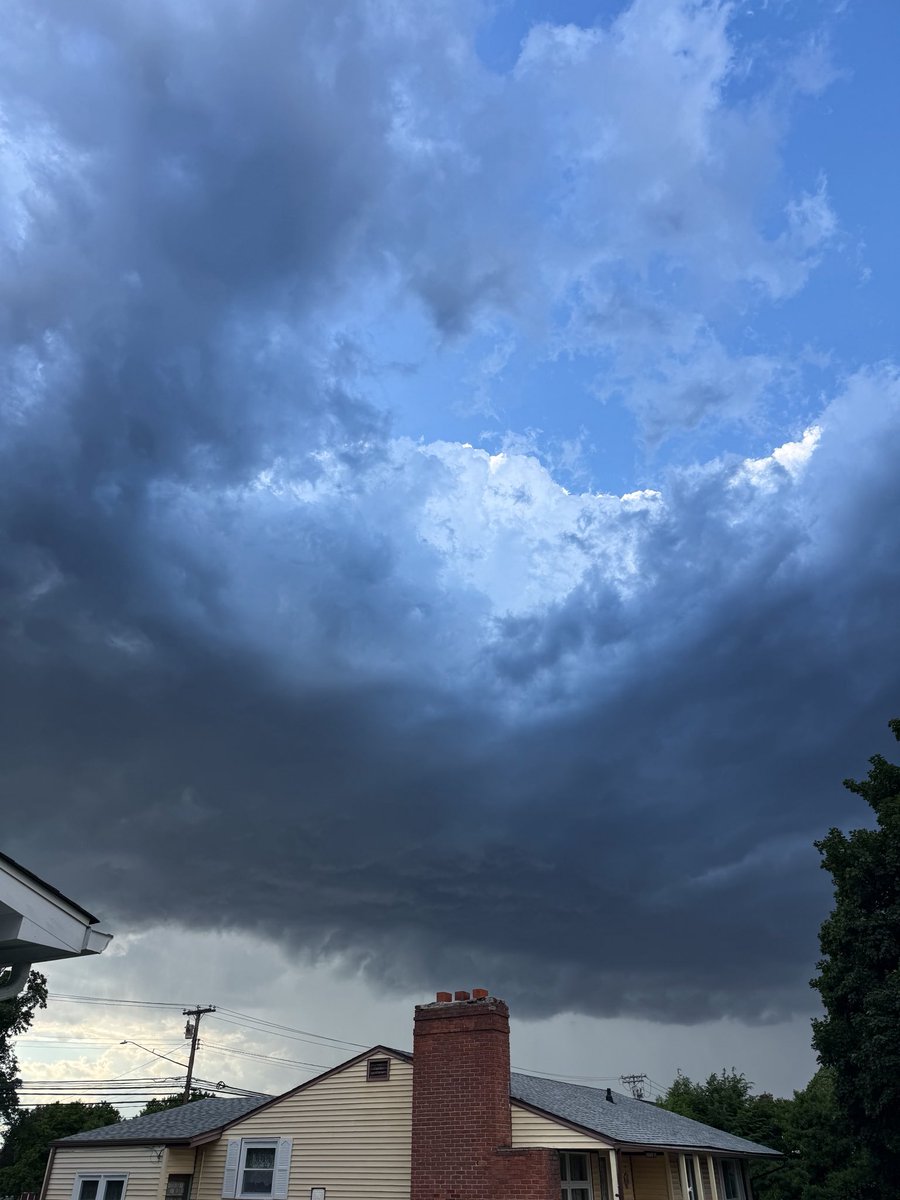 cstiles16's tweet photo. 6:26 PM Rocky Hill, CT.

Cool shot looking at the entire top down of this cell! https://t.co/jvuEM2qpNU