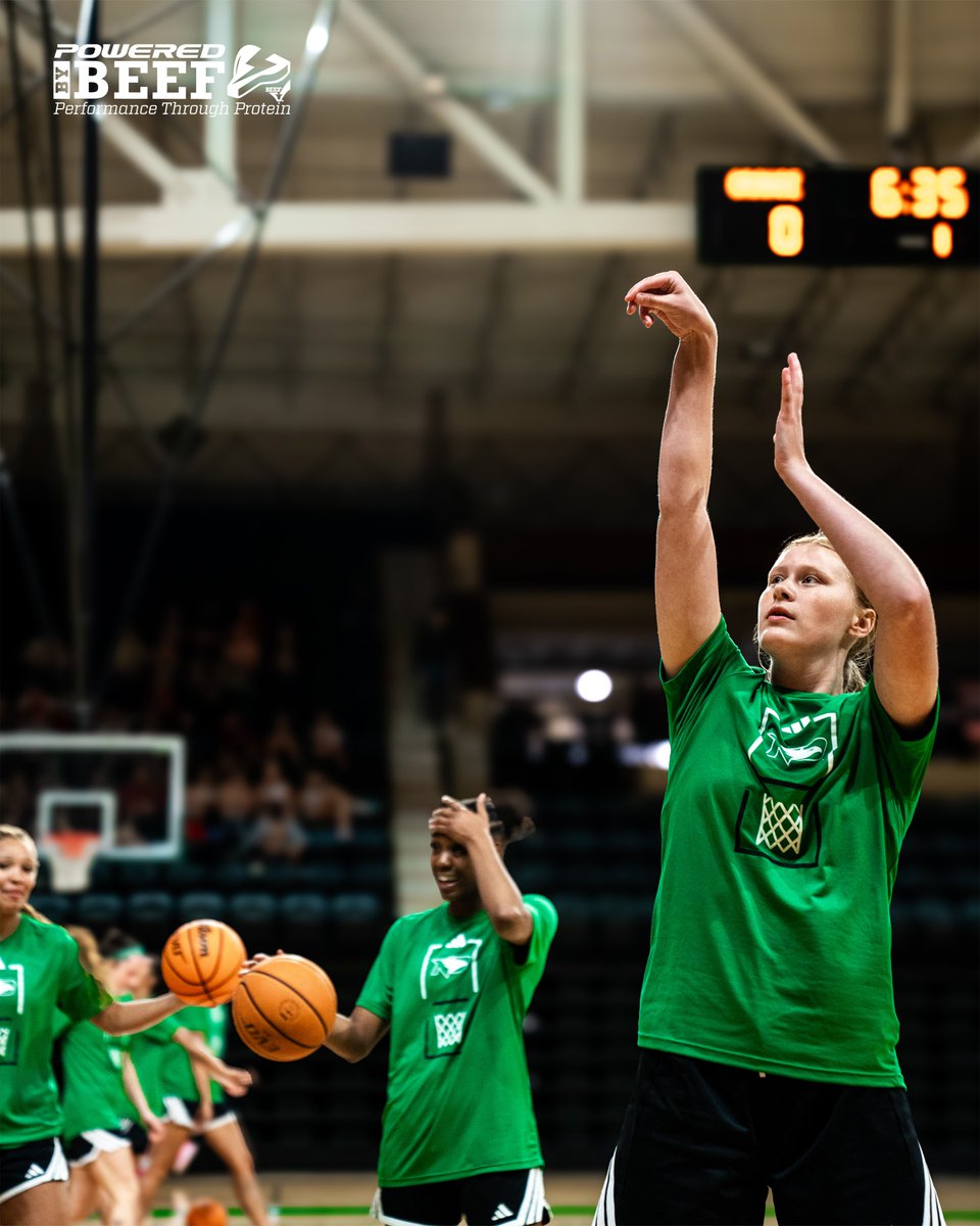 UNDwbasketball's tweet photo. clocked into the office💼

#UNDproud | #LGH https://t.co/lLusnaf3qc