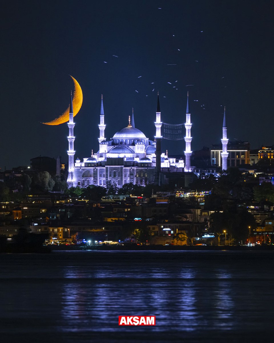 Aksam's tweet photo. 🌙İstanbul'da hilal, Sultanahmet Camisi ile birlikte görüntülendi https://t.co/SqPebDf1fm