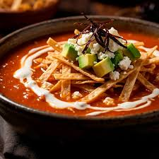 lomasfdez88's tweet photo. @QESIiPjH1CY9elp "Sopa de tortilla" lleva jitomate, cebolla, ajo, chile pasilla, caldo de pollo, tortilla frita, queso, crema y aguacate. Se hace una salsa con jitomate y chile, se agrega al caldo y se sirve con las tortillas crujientes y los complementos.
Nadie la hace mejor que mi esposa https://t.co/qrGznhiRq1