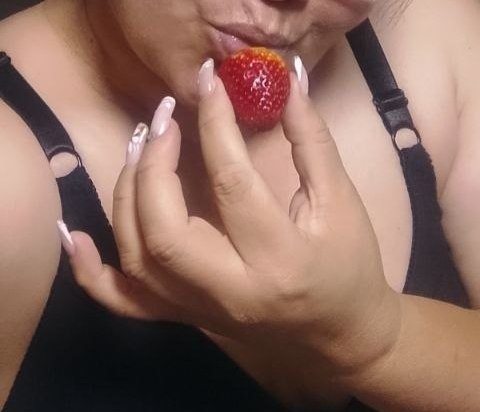 Yelitza131276's tweet photo. Mis amores,esta madurita al natural coloca la 🍓 y la entrada al paraíso 🤤😈😋🔥
¿Quien coloca la crema chantilly? https://t.co/B0hurcSI66