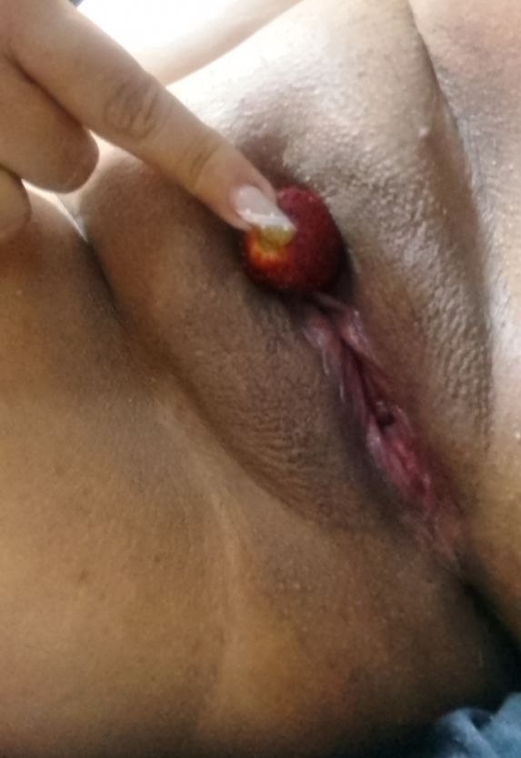 Yelitza131276's tweet photo. Mis amores,esta madurita al natural coloca la 🍓 y la entrada al paraíso 🤤😈😋🔥
¿Quien coloca la crema chantilly? https://t.co/B0hurcSI66